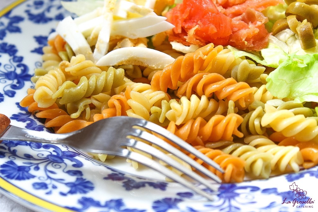 Mega ensalada de pasta y salmón