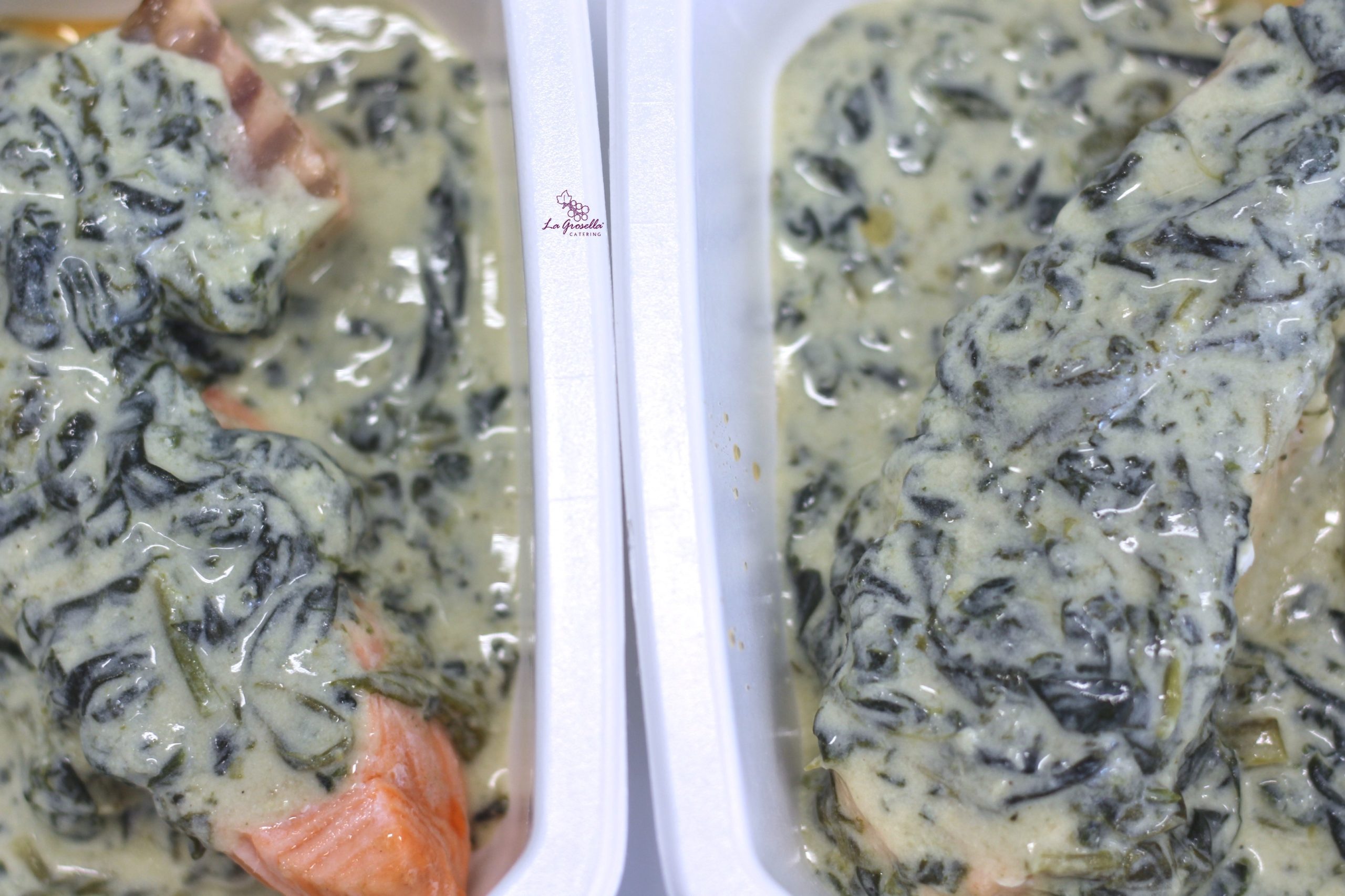 Salmón keta con salsa de espinacas