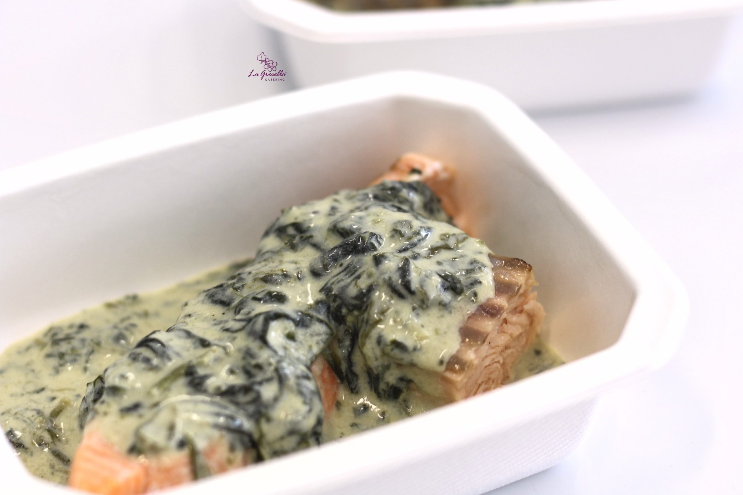 Salmón keta con salsa de espinacas