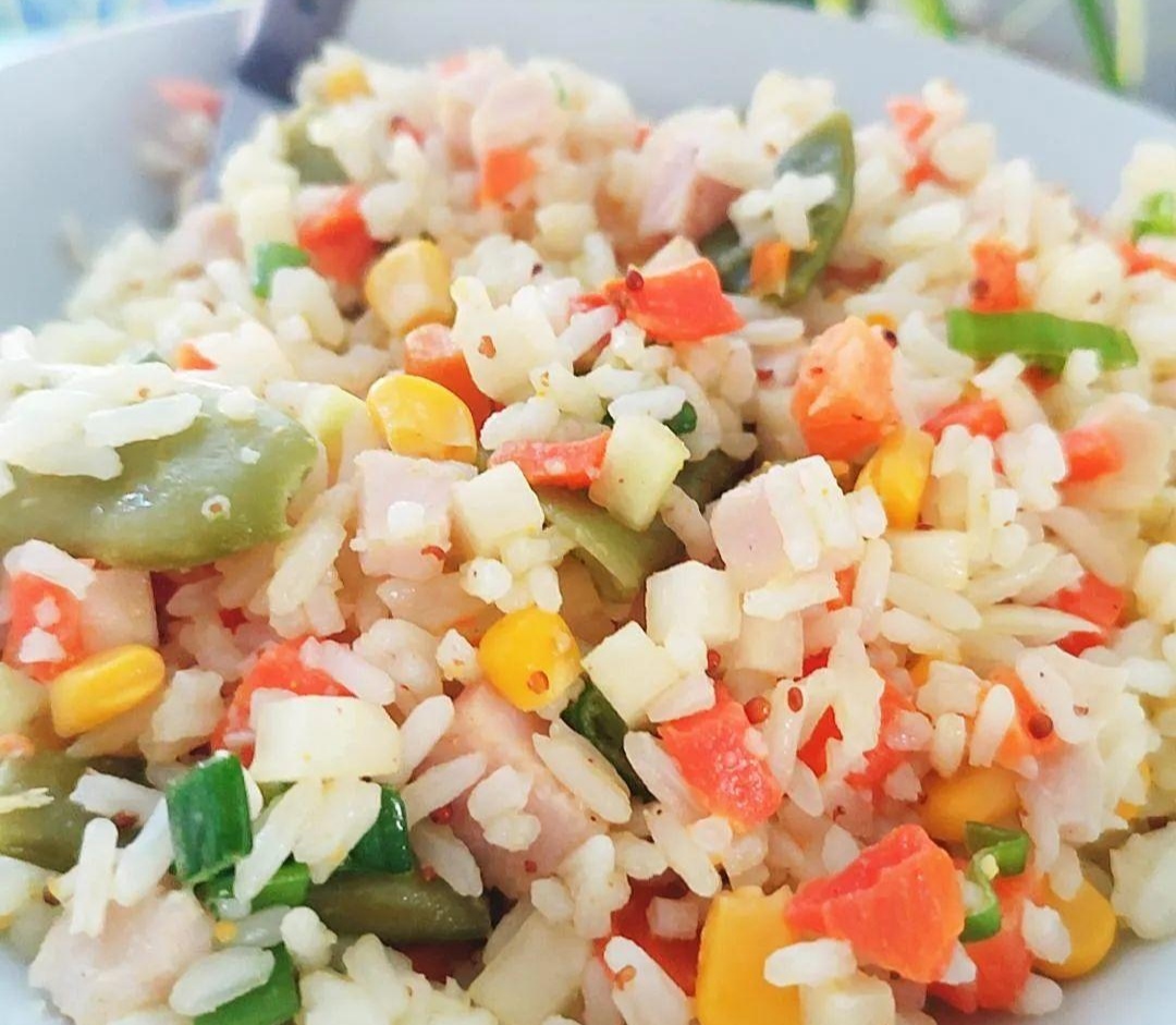 Ensalada de arroz con pavo y verduras