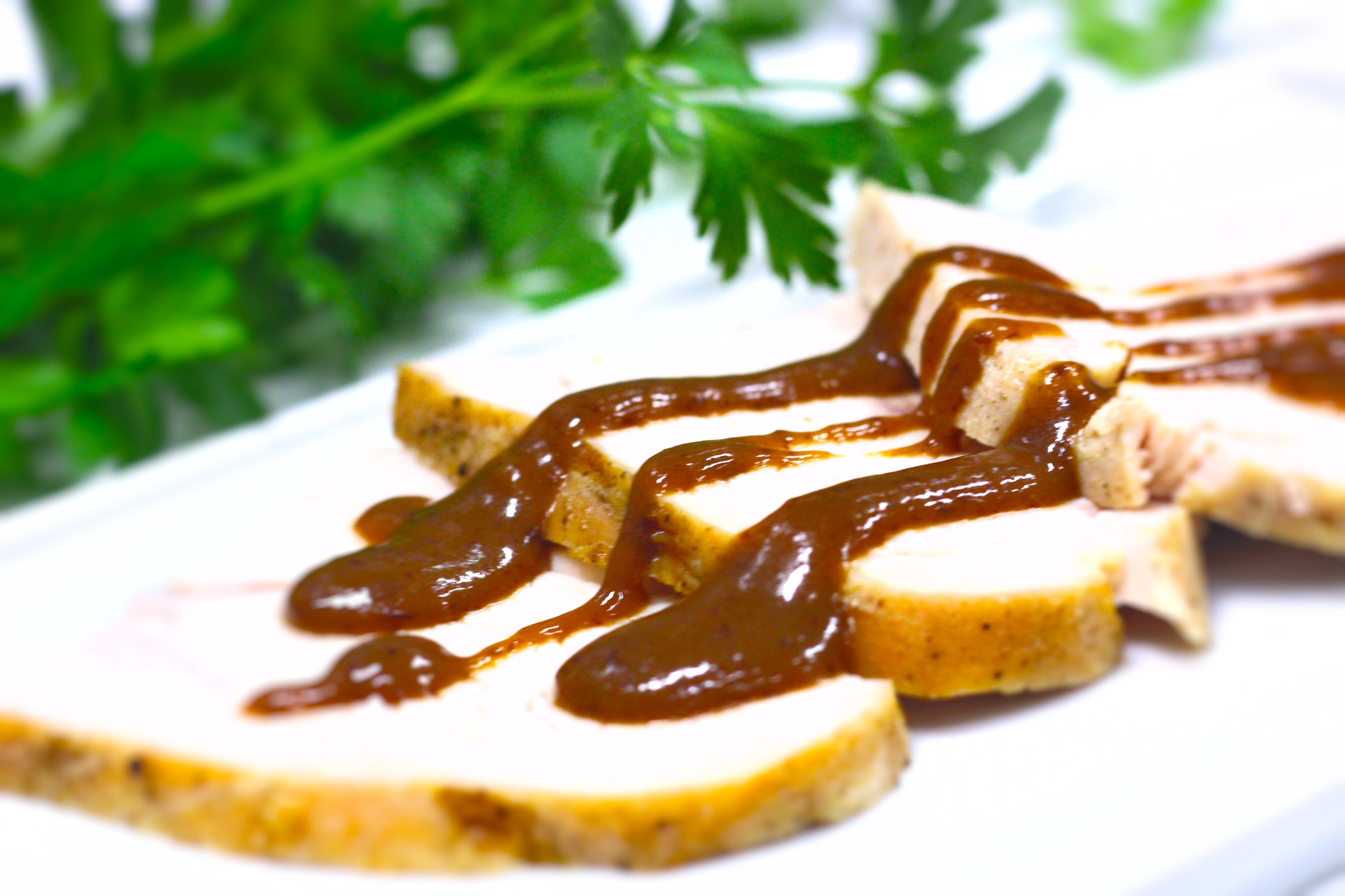 Pechuga de pollo asada con salsa de higos y ajo negro