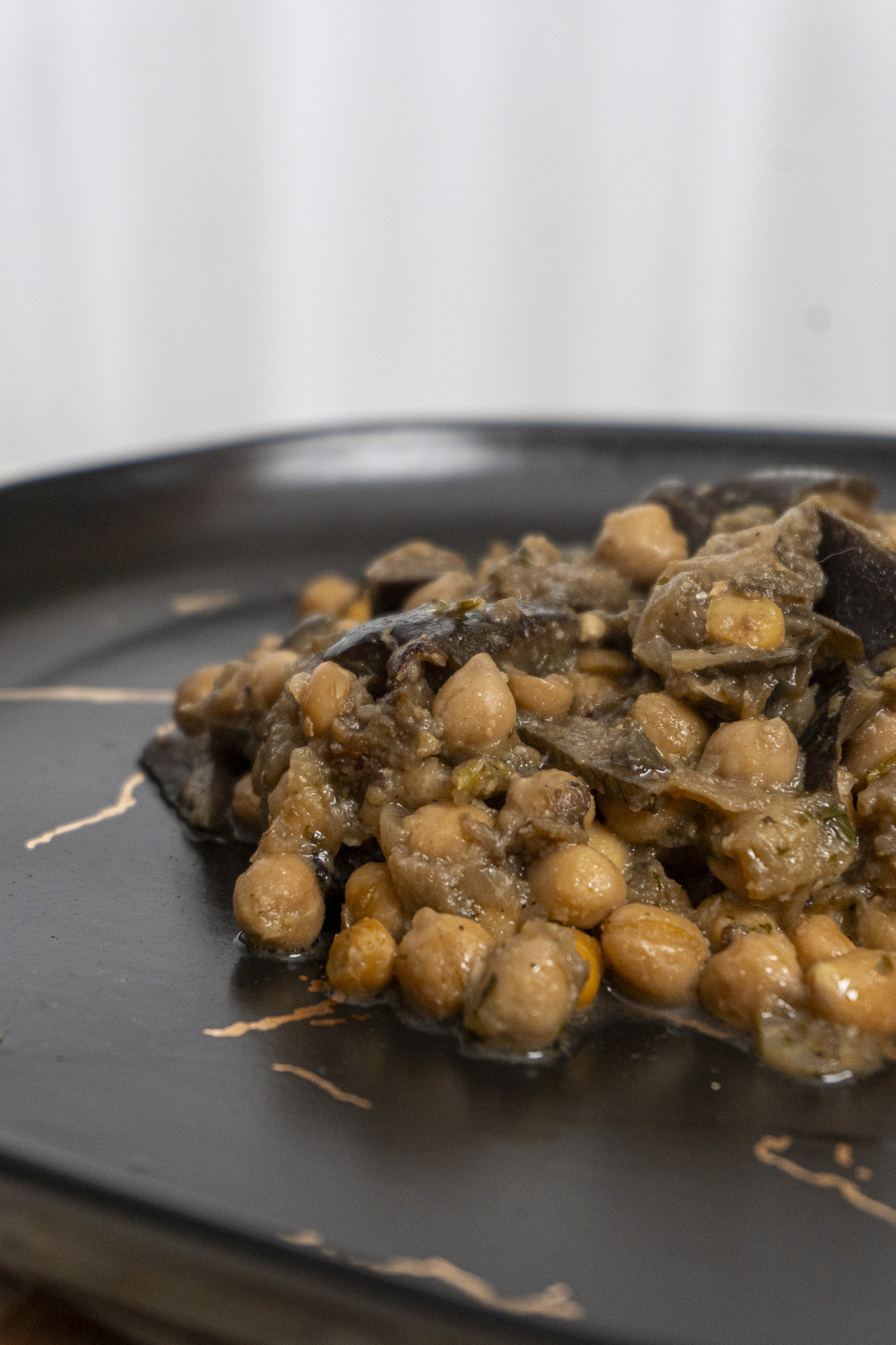 Garbanzos con berenjenas y salsa tahini