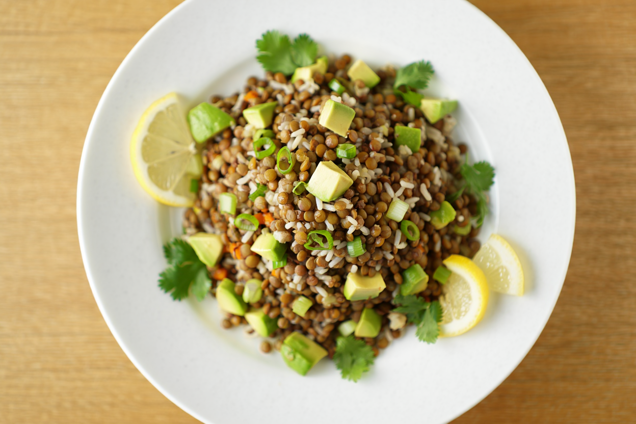 Ensalada de lentejas con arroz y aguacate