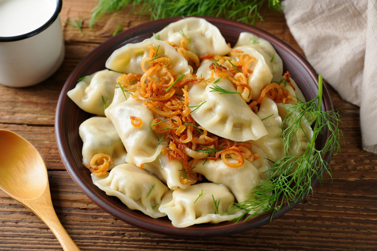 Raviolis rellenos de patata y eneldo con cebolla frita