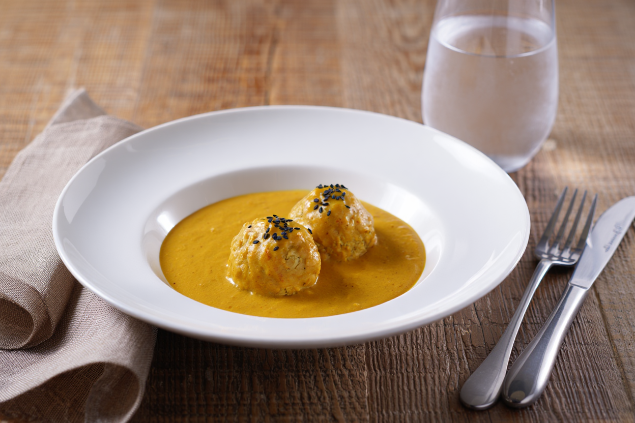 Albóndigas de pollo con salsa de curry y leche de coco