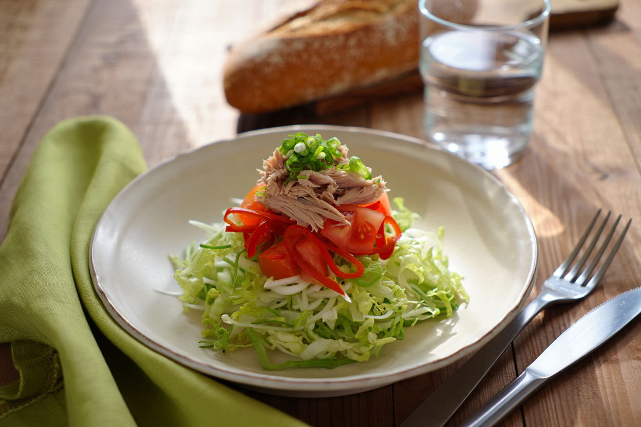Ensalada iceberg con atún, pimientos y cebolleta