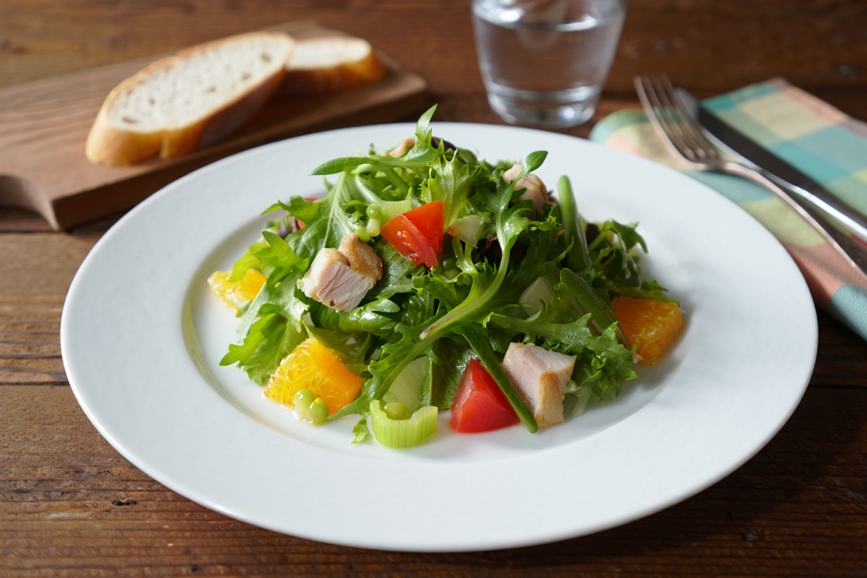 Ensalada verde con pavo y naranja