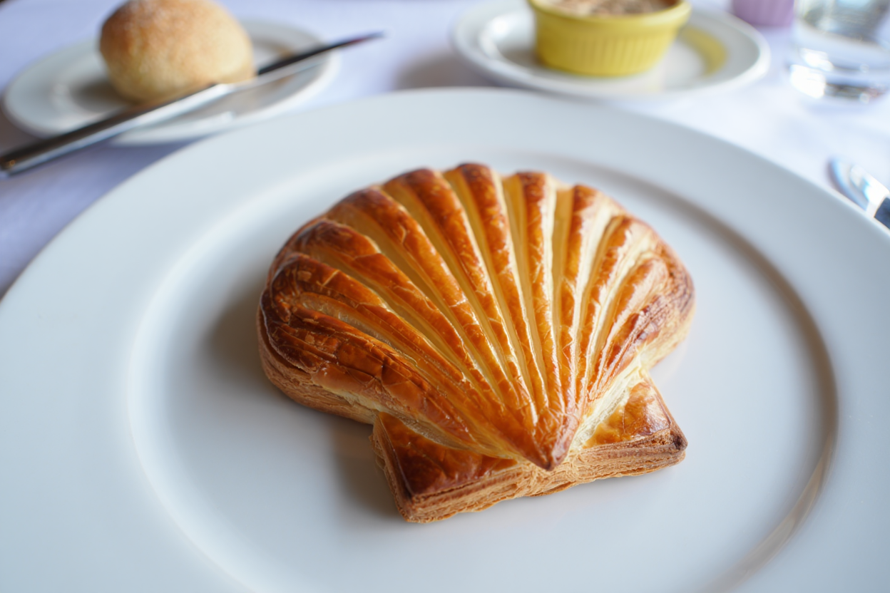 Hojaldre relleno de champiñónes y vieiras