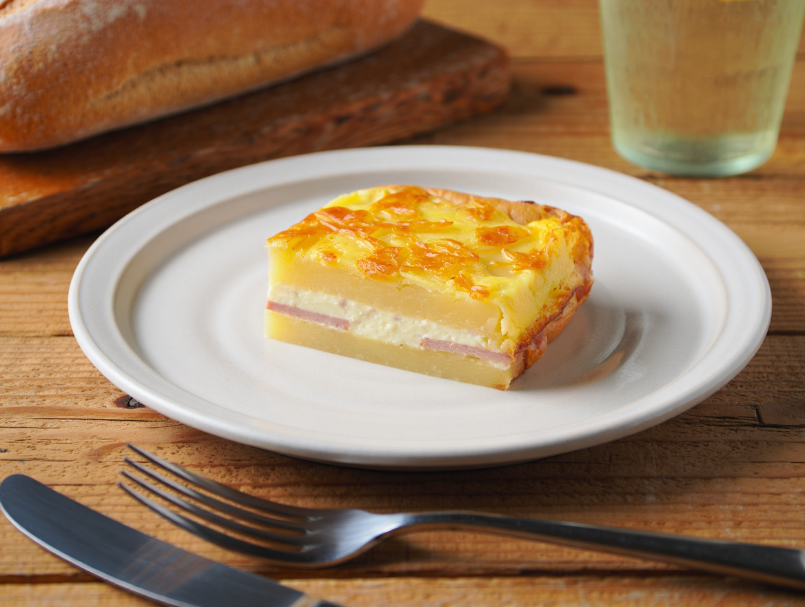 Pincho de tortilla con cebolla caramelizada rellena de lacón y queso ahumado