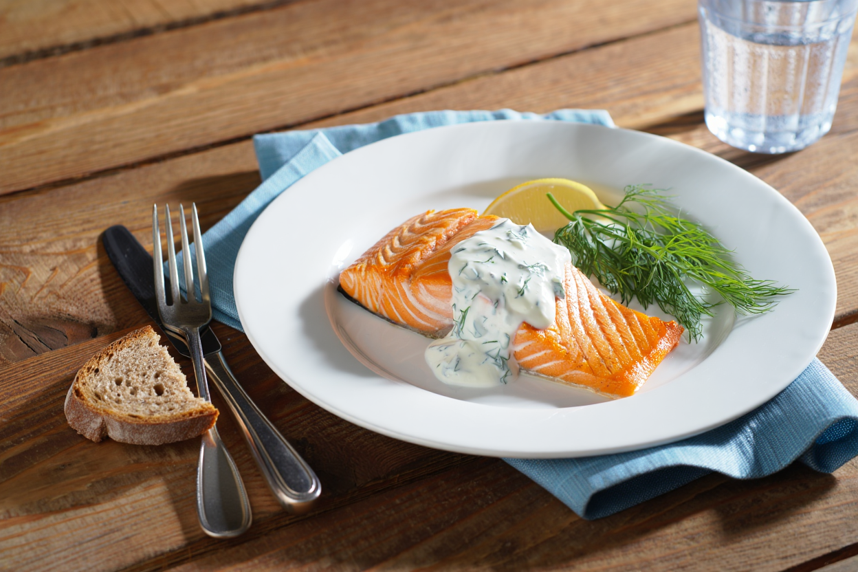 Salmón noruego con salsa de yogur y eneldo