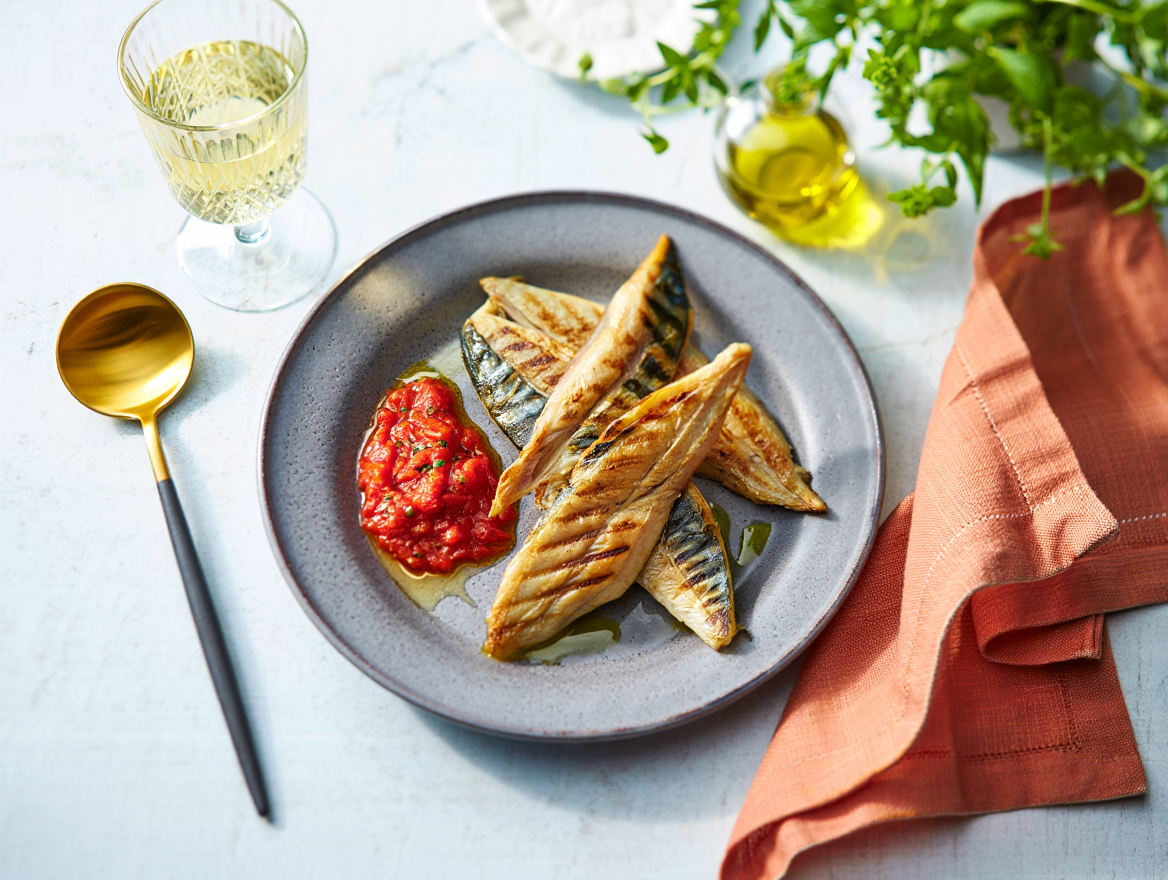 Caballa a la plancha con salsa de tomate