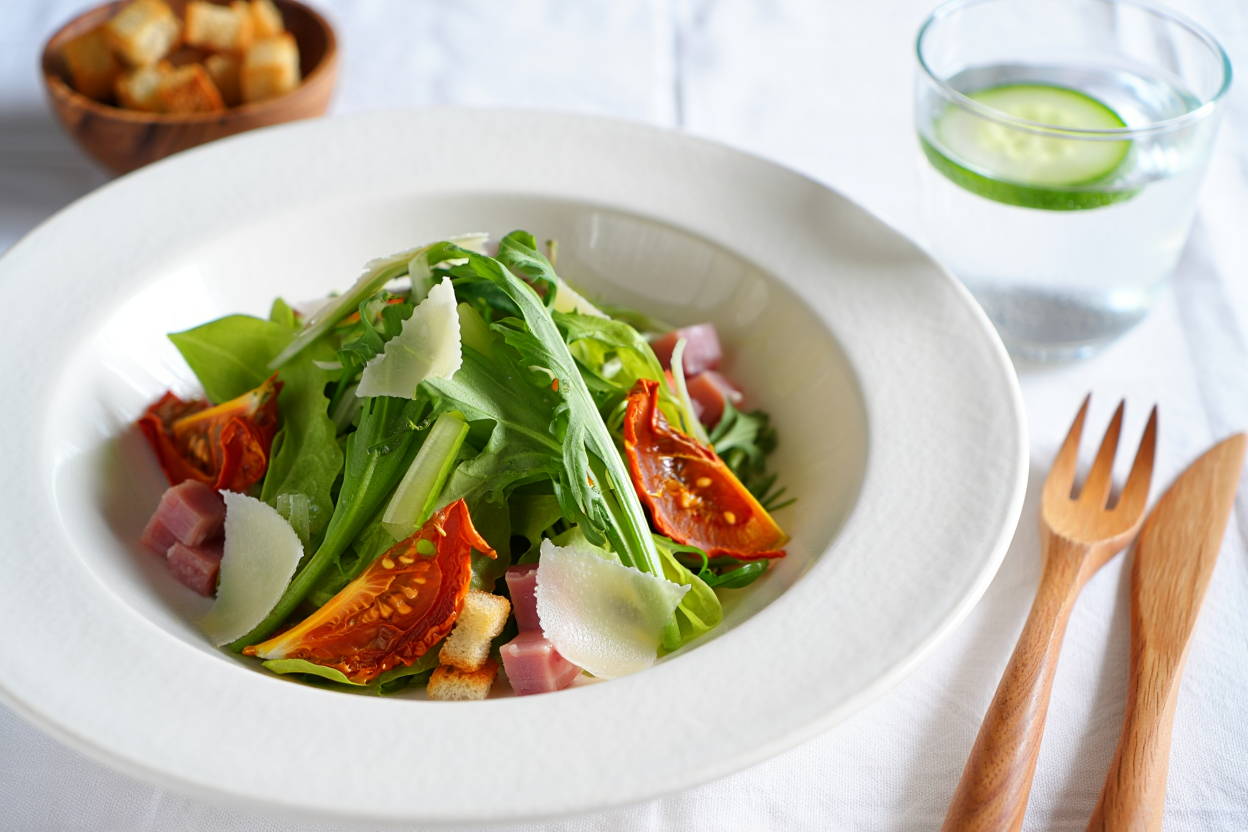 Ensalada verde con jamón york y parmesano
