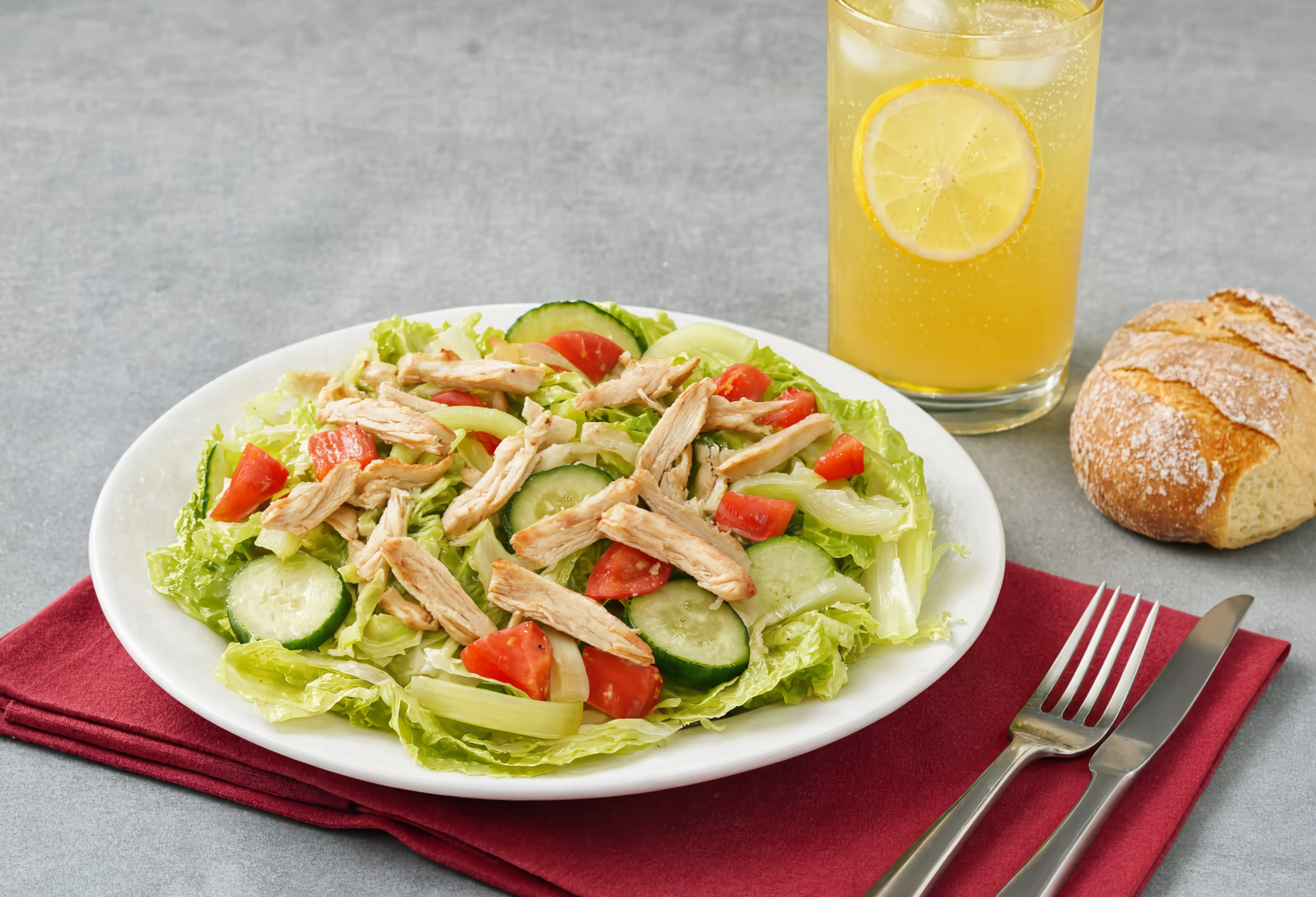 Ensalada Iceberg con pollo asado, tomate, pepino y apio