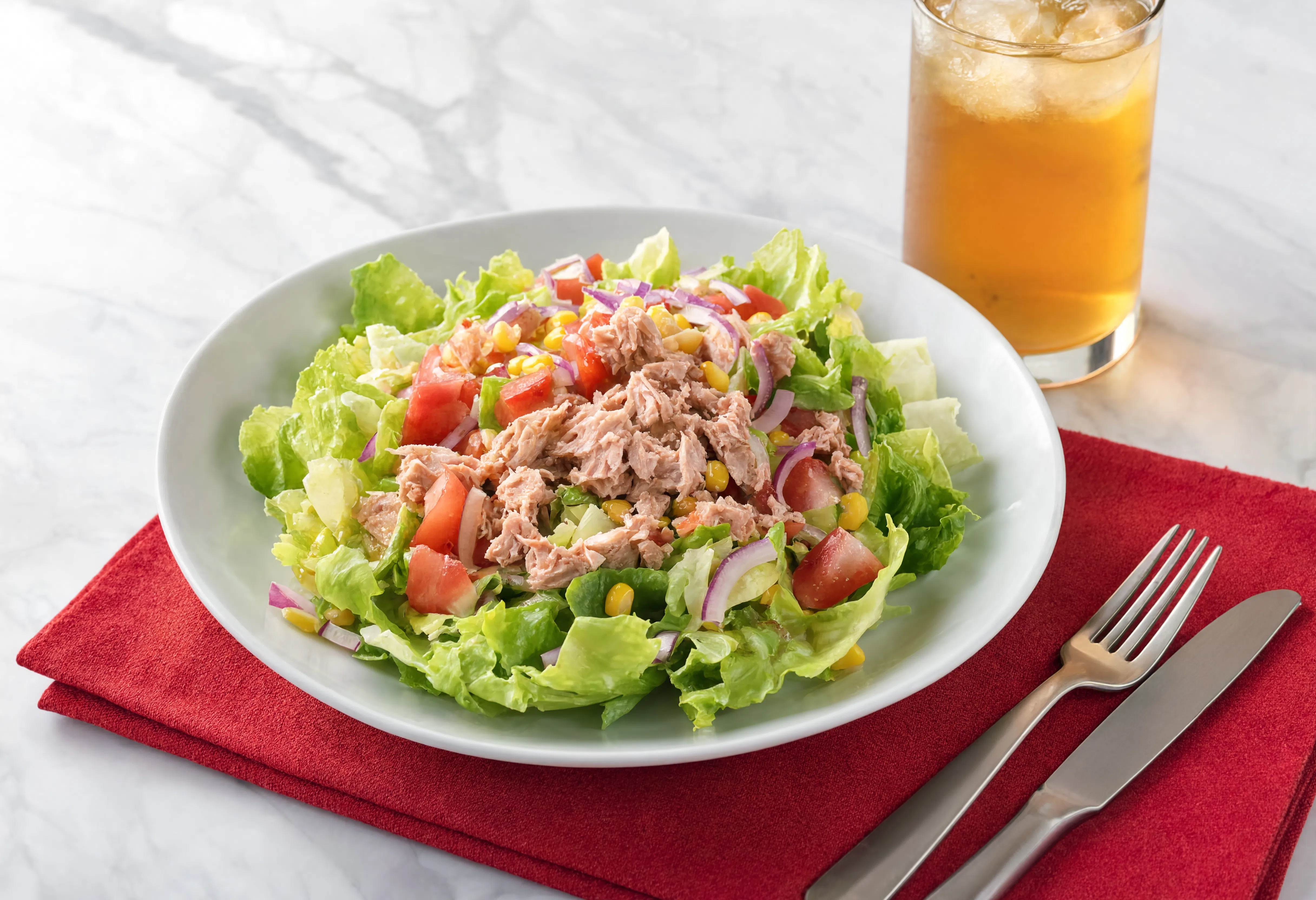 Ensalada iceberg con atún, cebolla roja y maíz